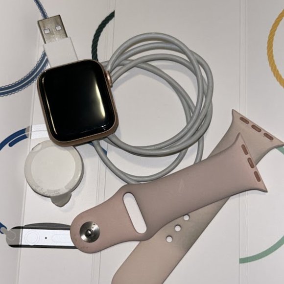 Rose Gold Apple Watch Series 5 GPS + Cellular - Picture 6 of 6